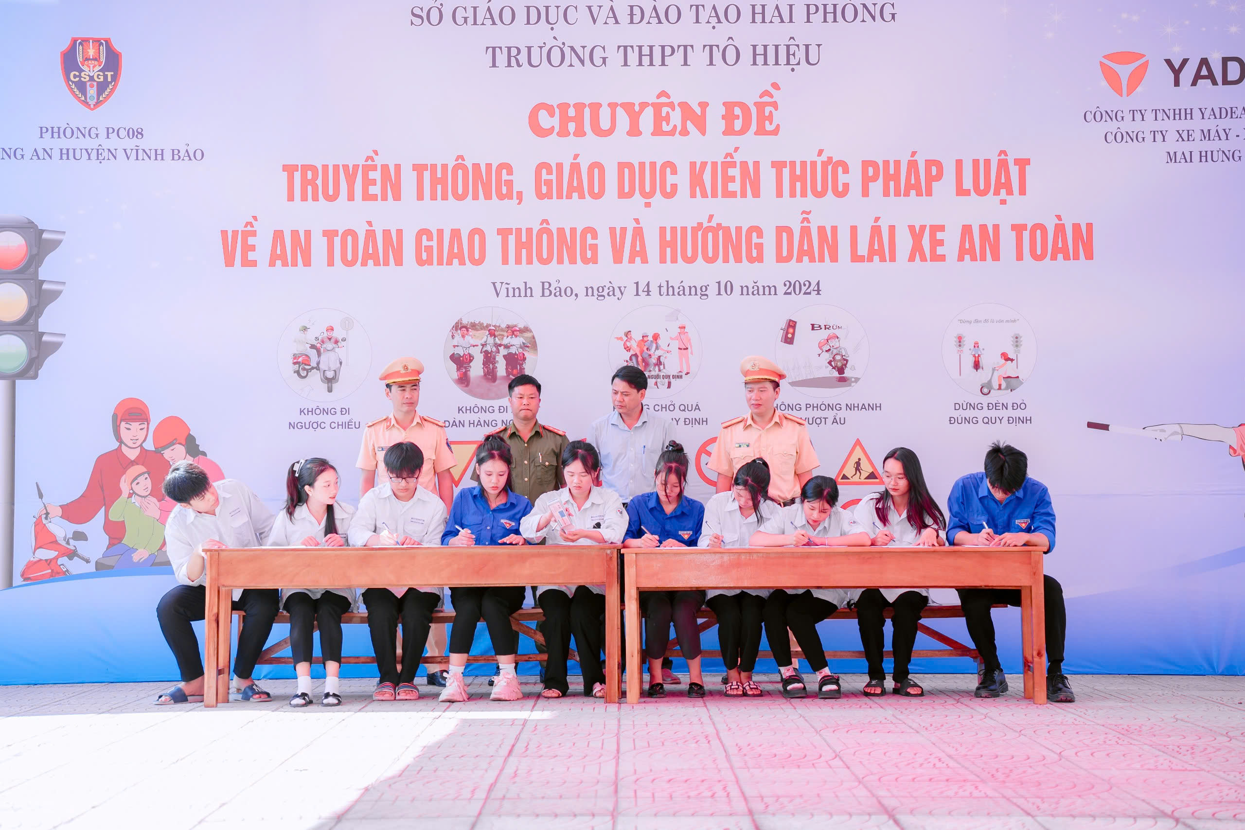 Tuyên truyền hướng dẫn lái xe an toàn cho 1400 giáo viên, phụ huynh, học sinh trường THPT Tô Hiệu (huyện Vĩnh Bảo)